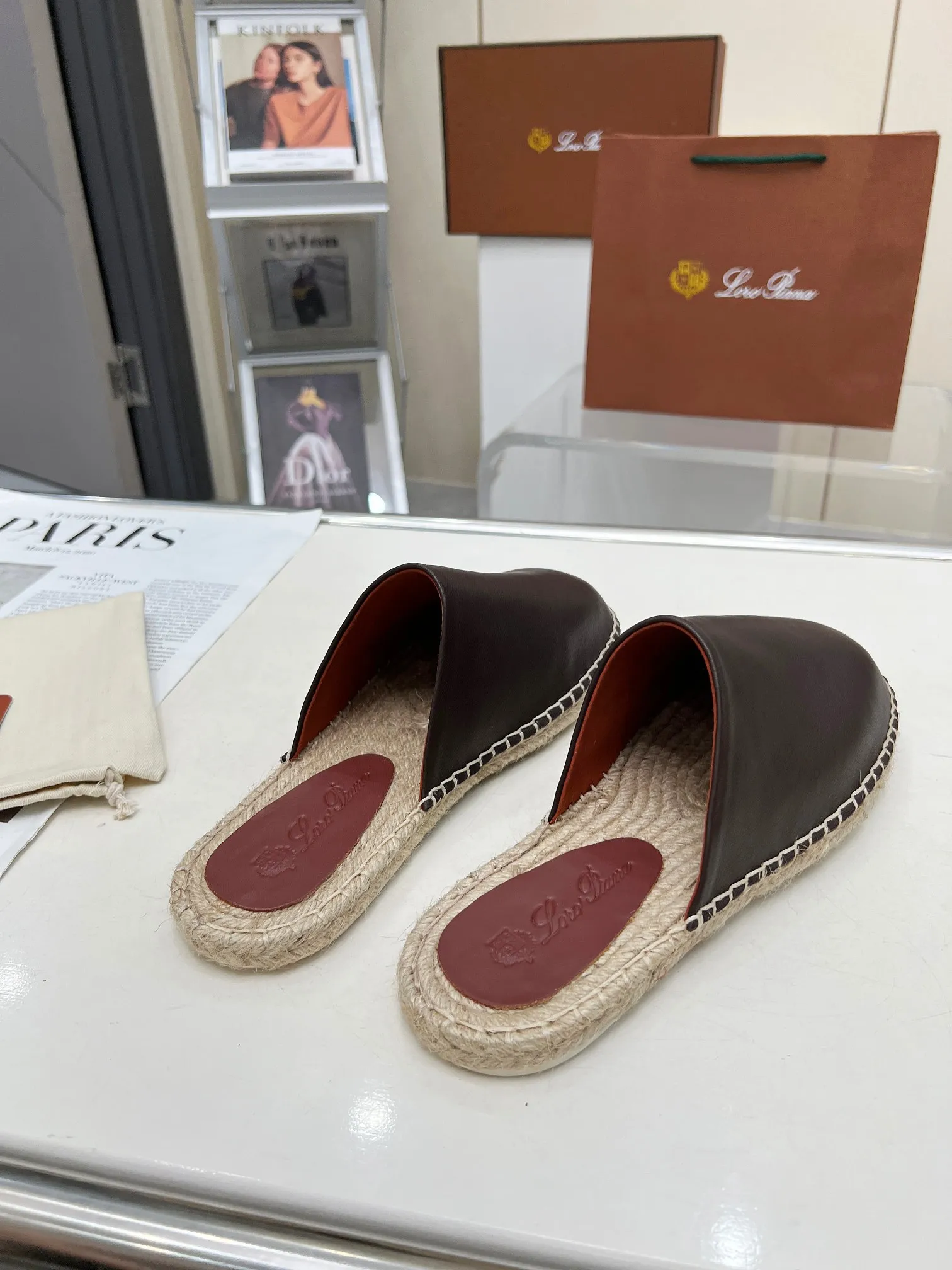 Men's men's shoes 💰520 🧚‍♂️.Loro Piana*👉Top genuine high-end fisherman's shoes and half-drag style👉Buy the original 1:1 copy💯💯💯 Founded the existing Loro Piana company on April 24, 1924. It is now the sixth generation of family business, providing high-quality products to customers who are discerning about taste and quality. ❤️Imported calfskin fabric. The lining is made of A-grade sweat-absorbent and breathable lining. 💯💯💯 Purely handmade. 💯Authentic packaging. Original one-to-one molded outsole. The favorite sandals of Middle Eastern tycoons. Code number: 39-46.